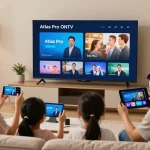 Famille profitant d'Atlas pro ontv sur plusieurs appareils dans un salon moderne.